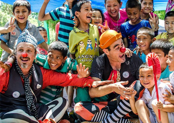 סנצו-ומקס-עם-ילדים-נפאלים.jpg