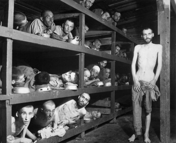 אסירים במחנה בוכנוולד.jpg